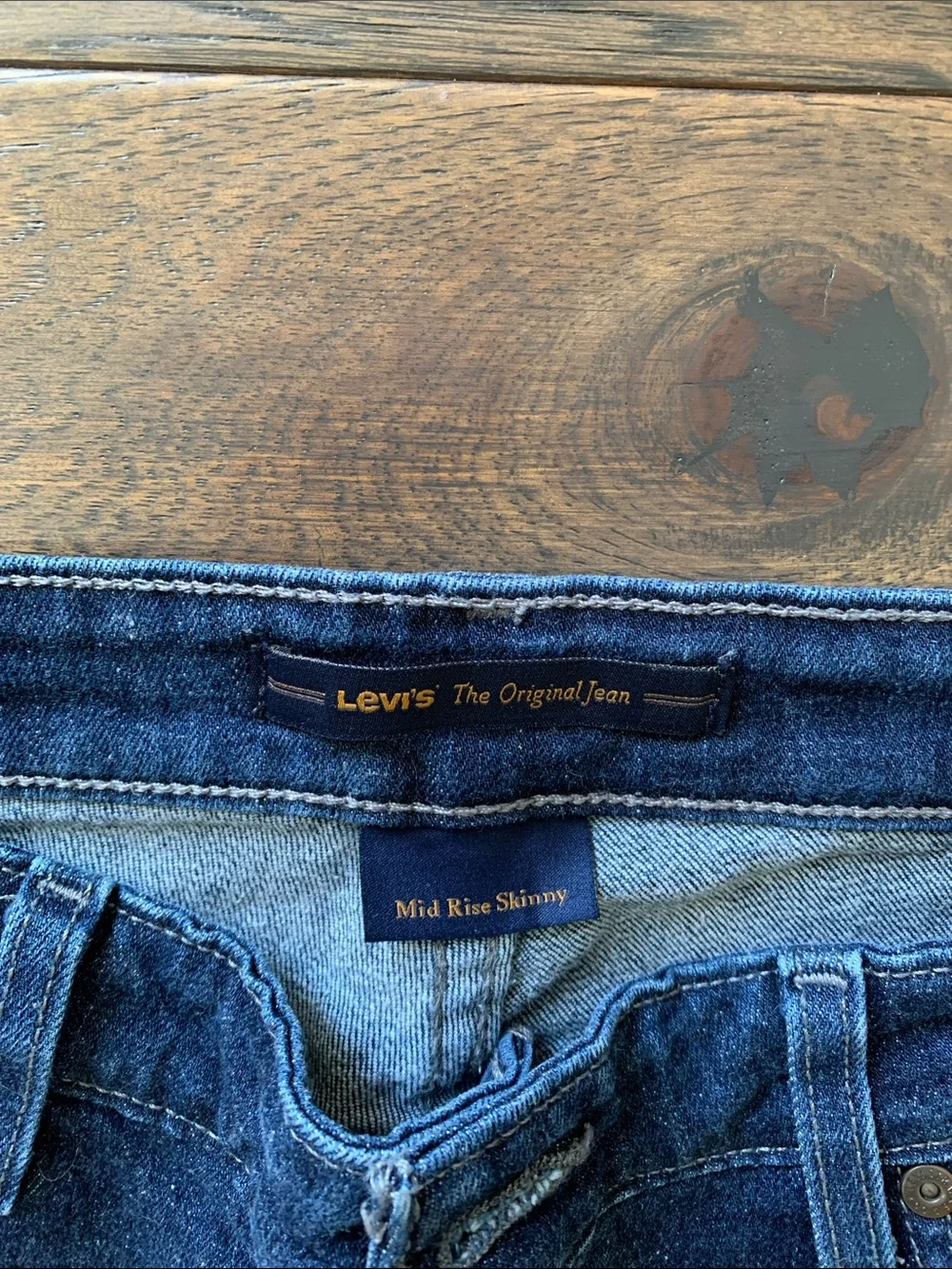 Levi's Women's Classic Mid Rise Skinny Straight-Leg Denim Jeans.Pre-Owned. 31x29 - Picture 2 of 7